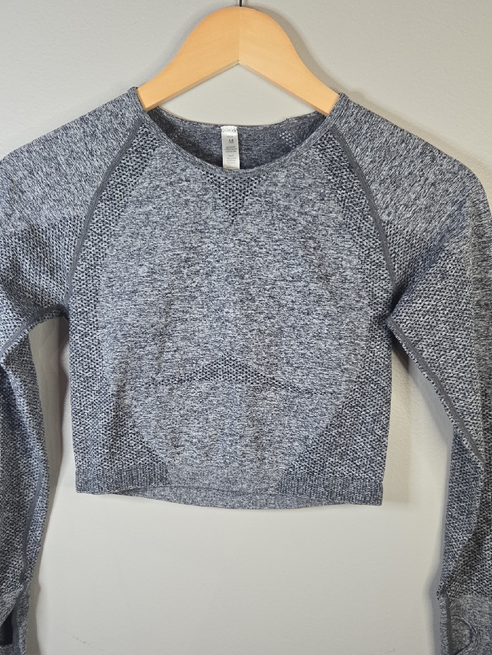 Women's Medium Stretchy Gray Seamless Cropped Long Sleeve Athletic Yoga Top